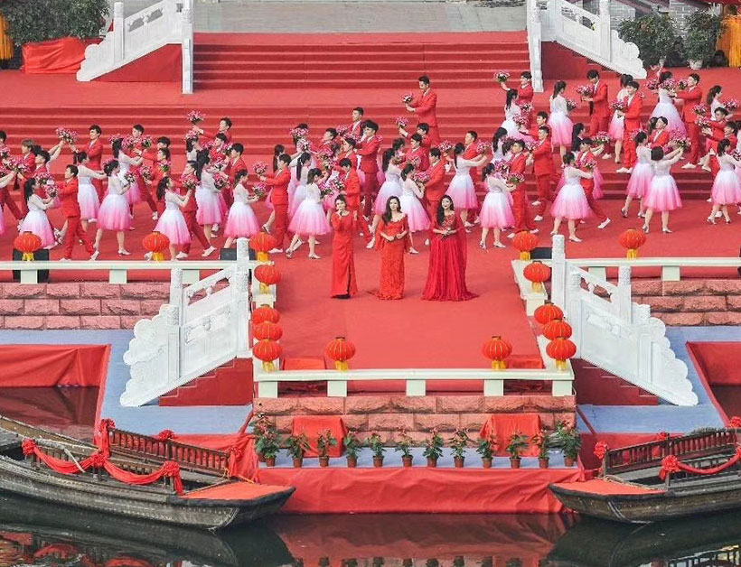 央视唱响新时代，走进台儿庄双层水上舞台